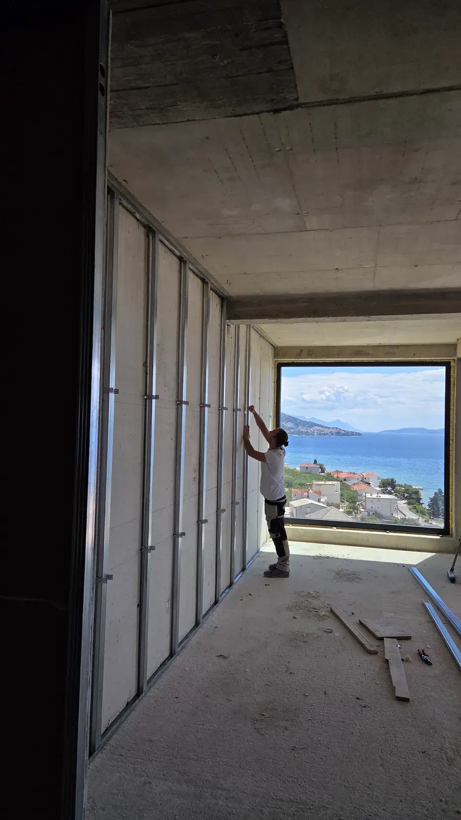 Montaža zidne obloge na metalnu potkonstrukciju uz pogled na more